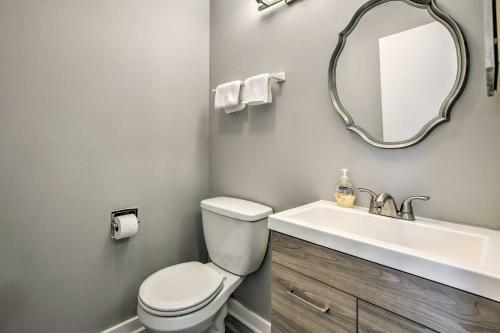 Schaumburg Townhome About 30 Miles To Chicago!