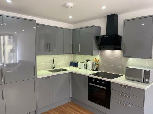 Stunning Town Centre Apartment -free On Site Parking!