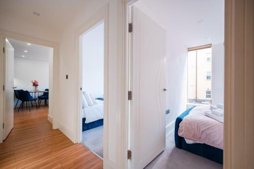 Stunning Town Centre Apartment -free On Site Parking!