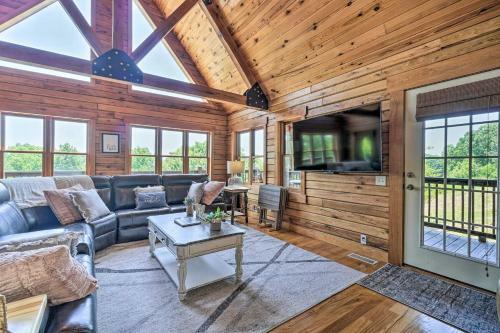 Idyllic Lakeview Lodge With Private Hot Tub!