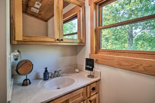 Idyllic Lakeview Lodge With Private Hot Tub!