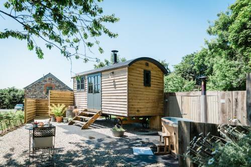 New Luxury Shepherd's Hut With Hot Tub In Cornwall