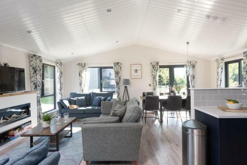 Honeysuckle Lodge, 2 Roadford Lake Lodges