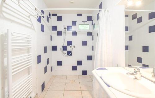 Nice Home In Colleville With Wifi And 3 Bedrooms