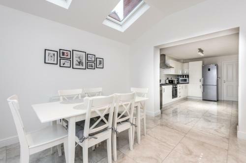 Host Apartments Homely 3 Bedrooms-sleeps 8 Parking