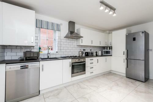 Host Apartments Homely 3 Bedrooms-sleeps 8 Parking