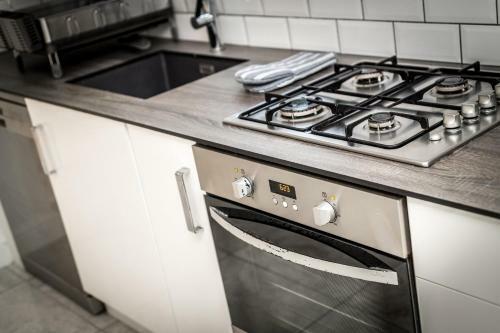 Host Apartments Homely 3 Bedrooms-sleeps 8 Parking