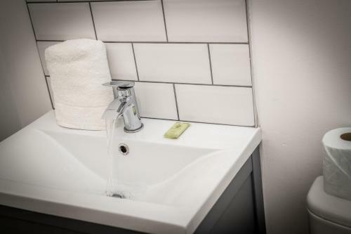 Host Apartments Homely 3 Bedrooms-sleeps 8 Parking