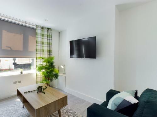 Gorst House 2 Bed House, Sleeps 4 Close To Stadium