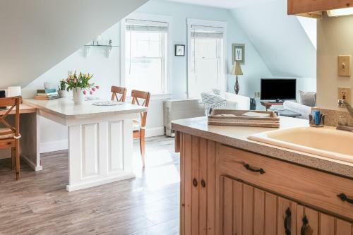 Historic Harrington House Apartment
