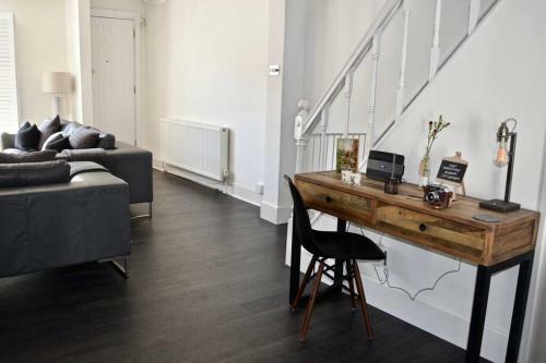 Luxury Central Townhouse, With Bbq Cabin & Parking