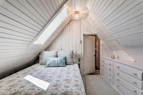 Charming 19th Century Cape Code Escape With Bbq