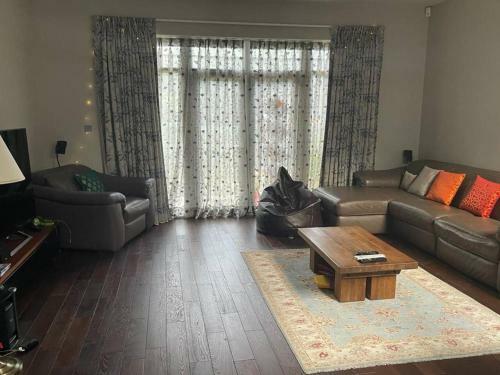 Villa Stunning 4-bed House In Northwood
