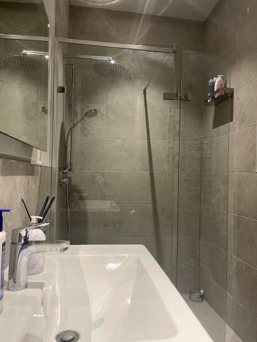 Villa Stunning 4-bed House In Northwood