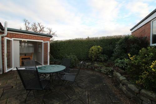 Cheerful 2 Bedroom Bungalow With Parking