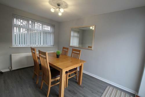 Cheerful 2 Bedroom Bungalow With Parking