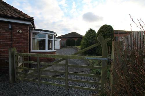 Cheerful 2 Bedroom Bungalow With Parking
