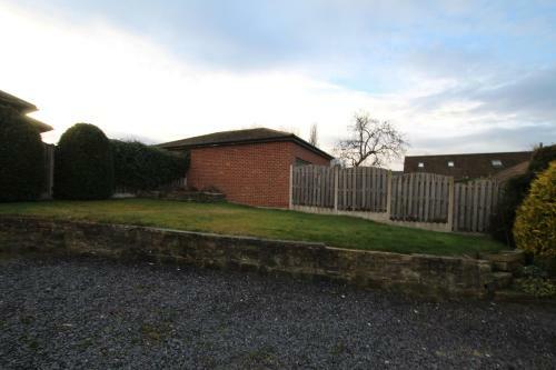 Cheerful 2 Bedroom Bungalow With Parking