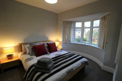Cheerful 2 Bedroom Bungalow With Parking
