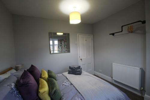 Cheerful 2 Bedroom Bungalow With Parking