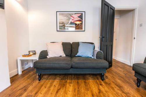 Newly Refurbished Modern Stylish 2 Bedroom Cottage