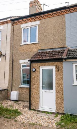 Newly Refurbished Modern Stylish 2 Bedroom Cottage
