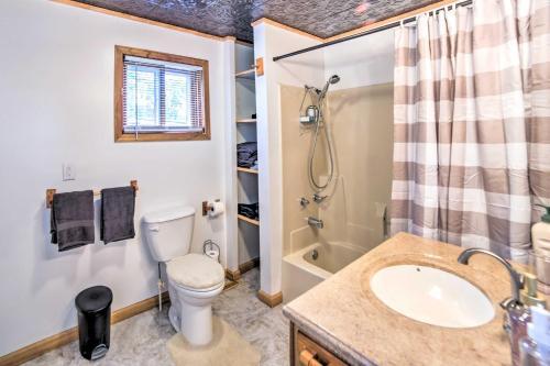 Cozy Ishpeming Cottage With Lake And Park Views!