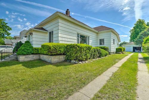 Bright Ludington Home 3 Blocks To The Beach!