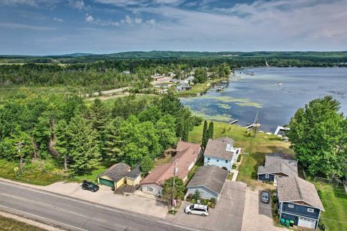 All-season Lakefront Home With Deck And Boat Dock