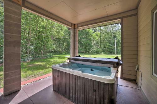 Spacious House On Half Acre Less Than 3 Mi To Beach!