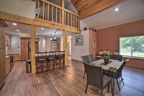 Spacious House On Half Acre Less Than 3 Mi To Beach!