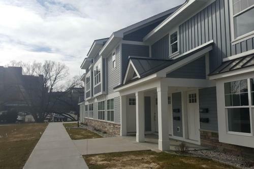 Modern And Pristine Condo -by The Gt Commons