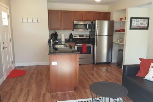 Modern And Pristine Condo -by The Gt Commons