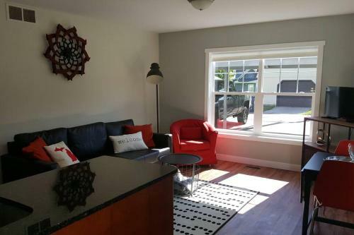 Modern And Pristine Condo -by The Gt Commons