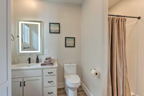 Bright Traverse City Townhome Walk To Beach!
