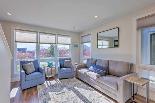 Bright Traverse City Townhome Walk To Beach!