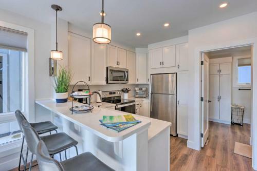 Bright Traverse City Townhome Walk To Beach!