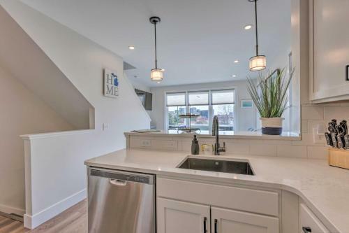 Bright Traverse City Townhome Walk To Beach!