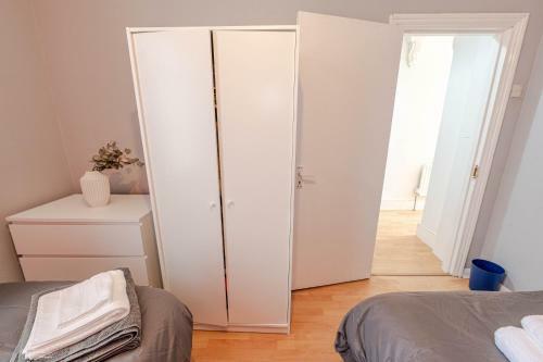 Cheerful 4 Bedrooms Home 8 Mn To Train Station