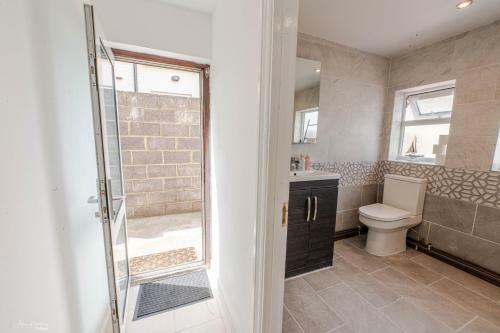 Cheerful 4 Bedrooms Home 8 Mn To Train Station
