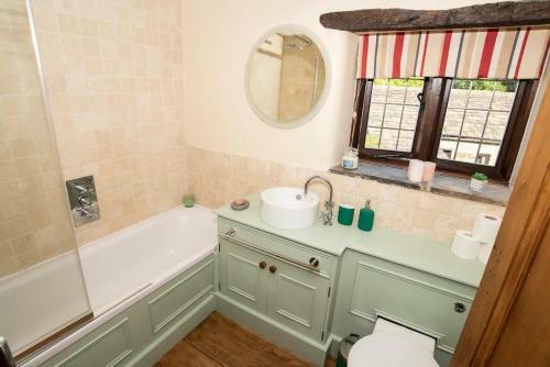 Bumble Bee Cottage - Luxury Countryside Cottage