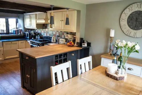 Bumble Bee Cottage - Luxury Countryside Cottage