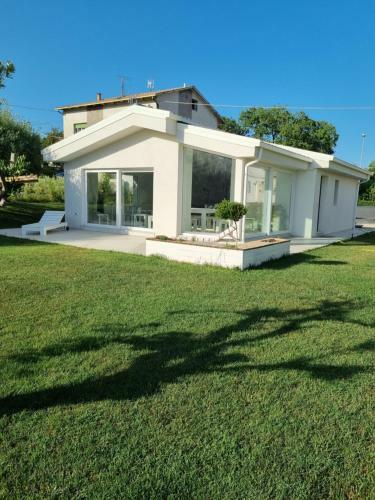 Villa White House