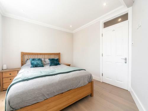 Pass The Keys Modern Apartment In Richmond Town Centre