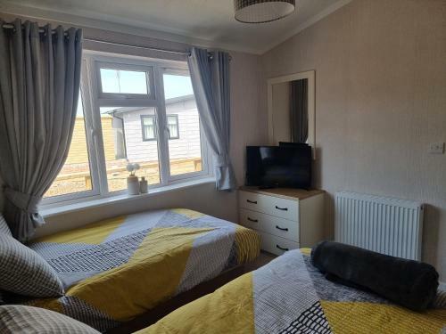 Remarkable 2-bed Luxury Lodge In Routh With Hottub