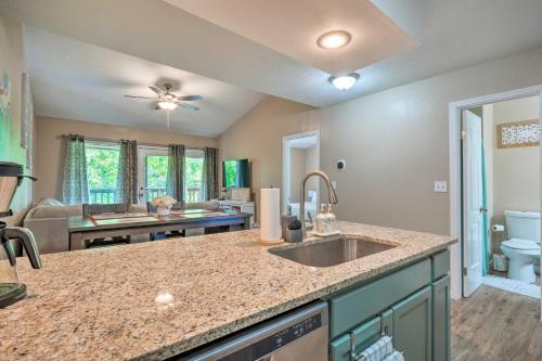 Apartamento Reeds Spring Condo With Balcony And Pool Access!