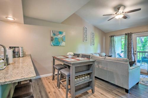 Apartamento Reeds Spring Condo With Balcony And Pool Access!