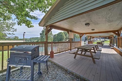 Apartamento Reeds Spring Condo With Balcony And Pool Access!