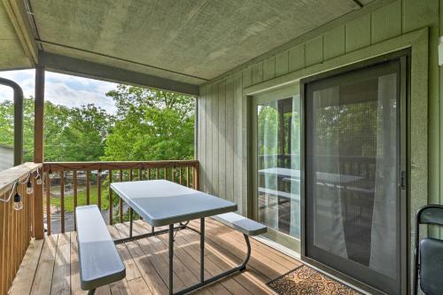 Apartamento Reeds Spring Condo With Balcony And Pool Access!