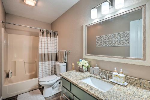 Apartamento Reeds Spring Condo With Balcony And Pool Access!